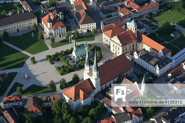 Luftaufnahme  Kapellplatz mit der Gnadenkapelle Altötting  Wallfahrtsort  Oberbayern  Bayern  Deutschland