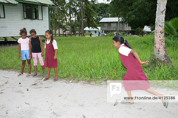 Schüler spielen während der Pause  Amerindians vom Stamm der Arawaks  Santa Mission  Guyana  Südamerika