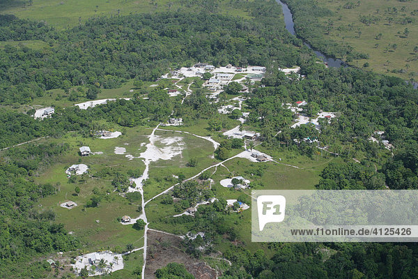 Neue Wohnsiedlung im Regenwald  Luftaufnahme  Guyana  Südamerika