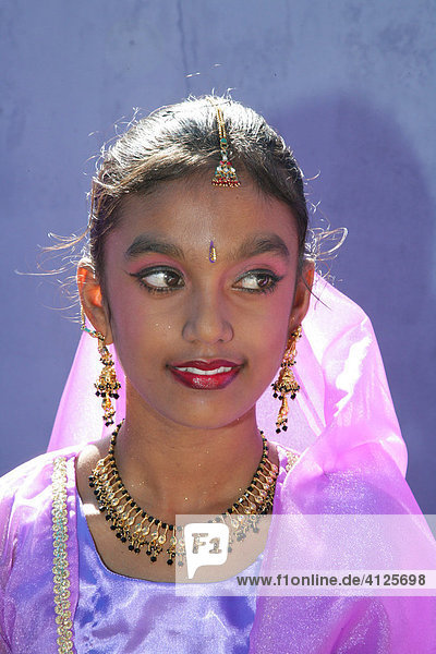 Portrait eines Mädchens indischer Abstammung beim Hindu Festival  Georgetown  Guyana  Südamerika