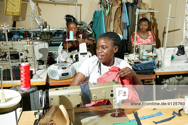 Frau an der Nähmaschine in einer Schneiderei  HIV/AIDS Hilfsorganisation  Gaborone  Botswana  Afrika