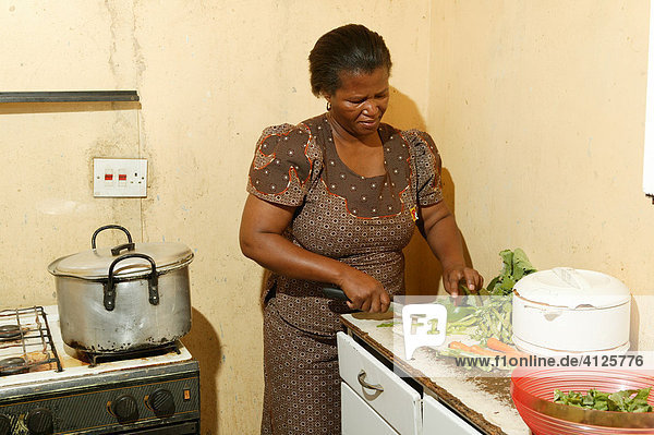 Frau beim Kochen  Gaborone  Botswana  Afrika