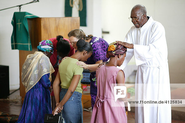 Pfarrer gibt den Segen während des Gottesdienstes  Francistown  Botswana  Afrika