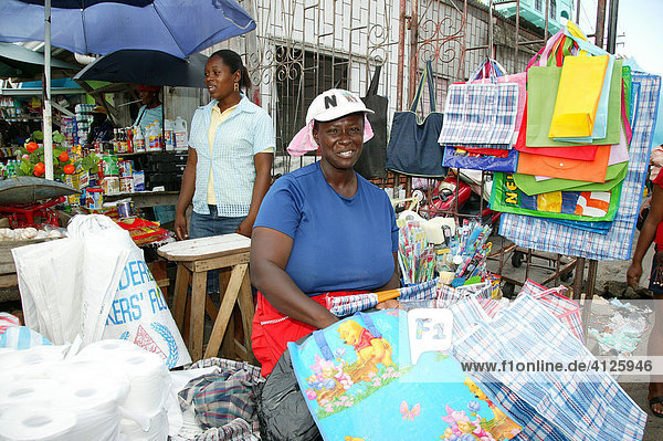 Kunststofftaschen Verkäuferin  Marktplatz  Georgetown  Guyana  Südamerika