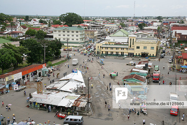 Blick auf den Marktplatz mit Wellblech-Läden  Georgetown  Guyana  Südamerika