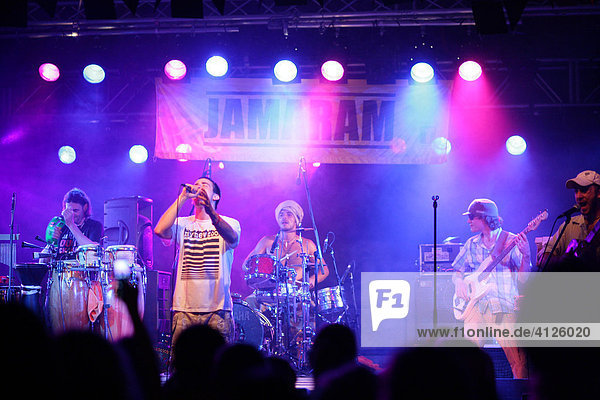 Reggae-Band JAMARAM während eines Konzerts  Mühldorf am Inn  Oberbayern  Bayern  Deutschland  Europa