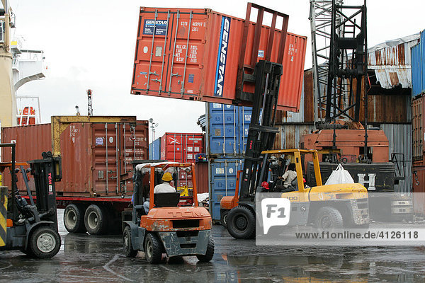 Verladen von Container  Hafen Umschlagplatz John Fernandes  Georgetown  Guyana  Südamerika