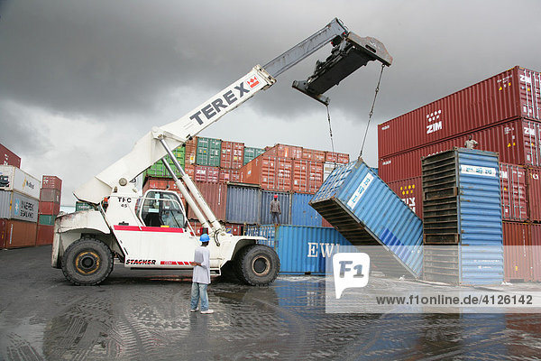 Verladen von Containern  Hafen Umschlagplatz John Fernandes  Georgetown  Guyana  Südamerika