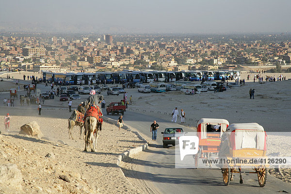 Parkplatz mit Touristenbussen bei den Pyramide  Ghize  Ägypten  Afrika