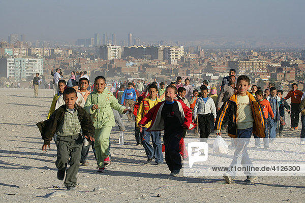 Schulklasse  Ausflug zu den Pyramyden  im Hintergrund versmogtes Kairo  Ägypten  Afrika