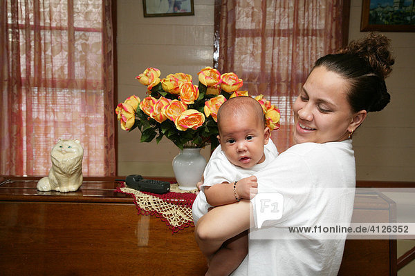 Mutter mit Säugling  Georgetown  Guyana  Südamerika