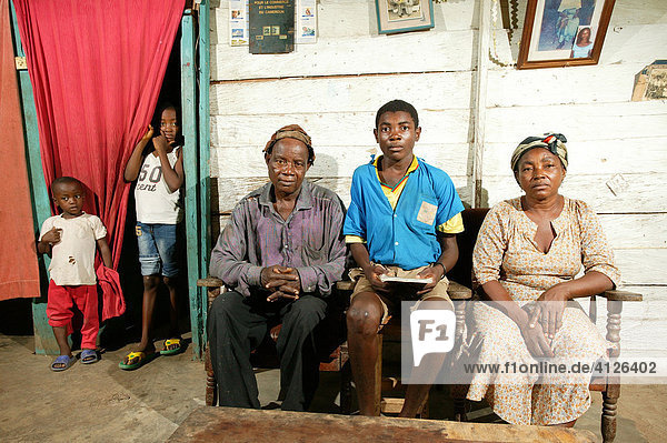 Großeltern-Enkel-Familie im Wohnzimmer  HIV-Waisen  Kamerun  Afrika