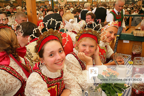 Mädchen aus Weißrussland im Bierzelt während des Volksfest  Internationales Trachtenfest  Mühldorf  Oberbayern  Bayern  Deutschland  Europa