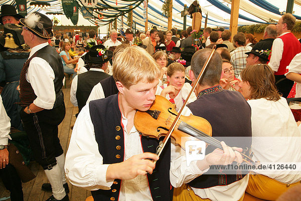 Junge spielt Violine  im Bierzelt während des Volksfest  Internationales Trachtenfest  Mühldorf  Oberbayern  Bayern  Deutschland  Europa