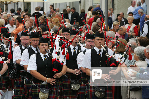 Dudelsack-Gruppe aus Schottland während des Internationalen Trachtenfestes in Mühldorf am Inn  Oberbayern  Bayern  Deutschland  Europa