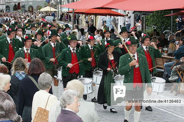 Trommelnde Trachtler während des Internationalen Trachtenfestes in Mühldorf am Inn  Oberbayern  Bayern  Deutschland  Europa