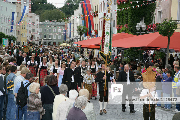 Während des Internationalen Trachtenfestes in Mühldorf am Inn  Oberbayern  Bayern  Deutschland  Europa