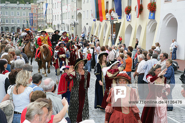 Enthusiasts dressed in medieval garb at an international festival for traditional costume in Muehldorf am Inn  Upper Bavaria  Bavaria  Germany  Europe