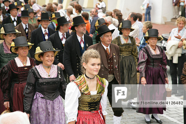 Participants from Munich at an international festival for traditional costume in Muehldorf am Inn  Upper Bavaria  Bavaria  Germany  Europe