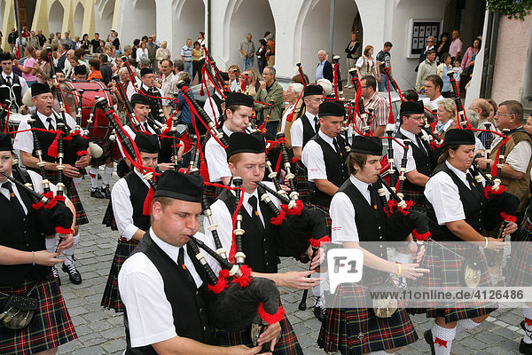 Scottish bagpipers at an international festival for traditional costume in Muehldorf am Inn  Upper Bavaria  Bavaria  Germany  Europe