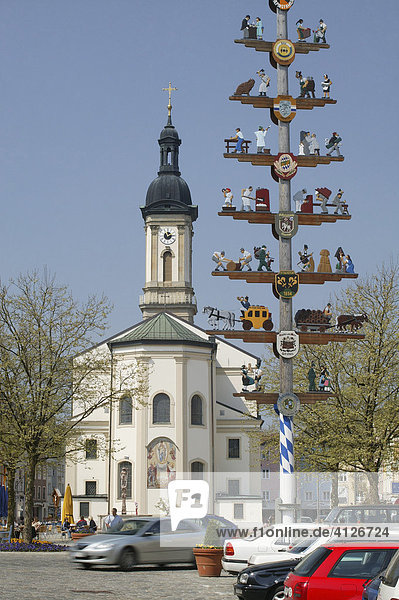 Maibaum und Stadtpfarrkirche St. Oswald Traunstein Oberbayern Bayern Deutschland Europa