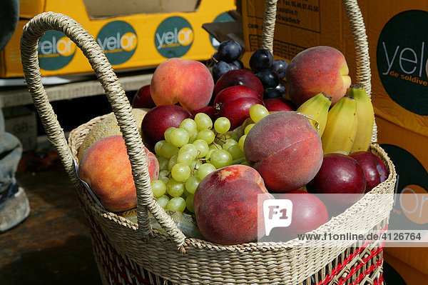Obstkorb  Simonis Markt  Jahrmarkt  Mühldorf am Inn  Oberbayern  Bayern  Deutschland  Europa