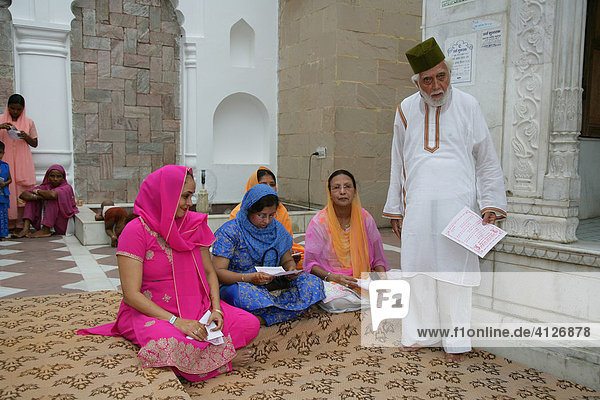 Besucher einer sufistischen Hochzeit  Sufi-Schrein  Bareilly  Uttar Pradesh  Indien  Asien