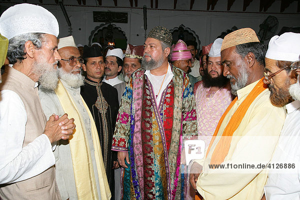 Hazrat Shah Mohammed Hasnain Hasni Mian Sahib Niazi während einer Hochzeit  Sufi-Schrein  Bareilly  Uttar Pradesh  Indien  Asien