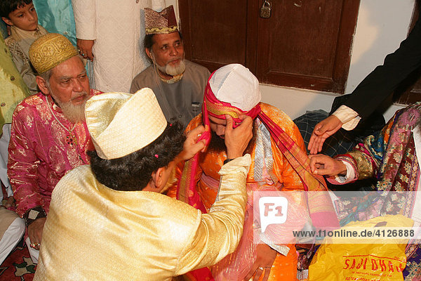 Sheik Medimir Naizi during a wedding  Sufi shrine  Bareilly  Uttar Pradesh  India  Asia