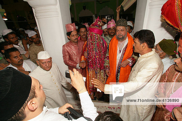 Sheik Medimir Naizi during a wedding  Sufi shrine  Bareilly  Uttar Pradesh  India  Asia