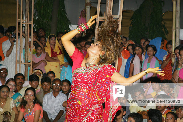 Tanzende Frau  Sufi-Schrein  Bareilly  Uttar Pradesh  Indien  Asien