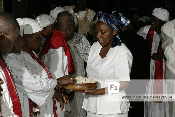 Frau verteilt Abendmahl  Brot  Gottesdienst  Douala  Kamerun  Afrika