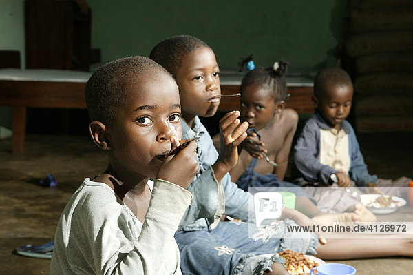 Jungen Beim Essen Aids Hiv Waisenhaus Douala Kamerun Afrika