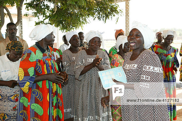 Singende Frauen während eines Gottesdienstes  Garoua  Kamerun  Afrika