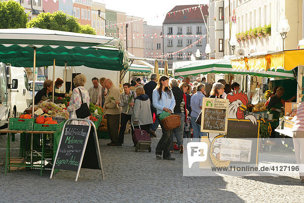 Wochen- und Bauernmarkt  Mühldorf am Inn  Oberbayern  Bayern  Deutschland  Europa
