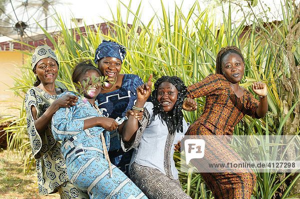 Schneiderinnen  Näherinnen einer HIV Hilfsgruppe zeigen selbst genähte Kleider  Bafut  Kamerun  Afrika