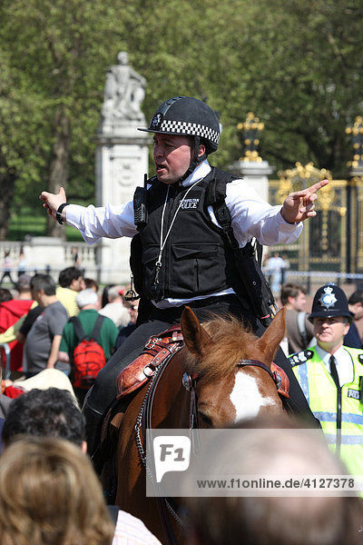Police in front of Buckingham Palace  London  England  Great Britain  Europe