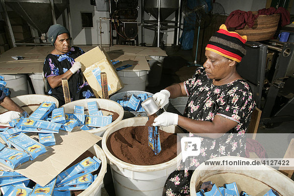Frauen verpacken Hochlandkaffee  Kaffeerösterei  Goroka  Papua Neuguinea  Melanesien  Kontinent Australien