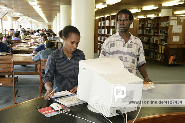 Students at the university library  Goroka  Papua New Guinea  Melanesia  Australischer Kontinent