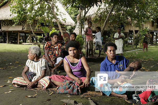Versammlung der Dorfgemeinschaft  Mindre  Papua Neuguinea  Melanesien  Kontinent Australien
