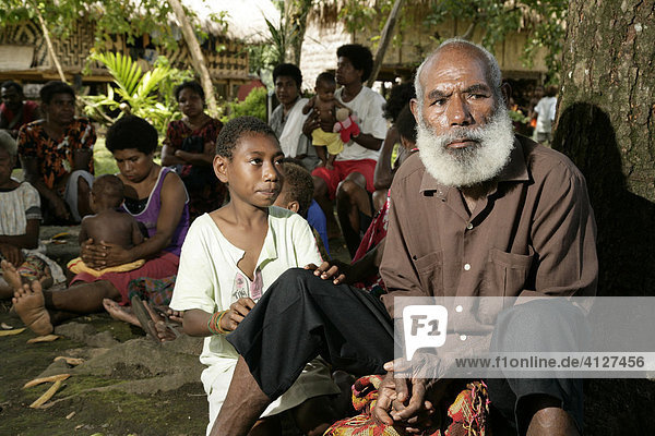 Großvater mit Kind während einer Versammlung der Dorfgemeinschaft  Mindre  Papua Neuguinea  Melanesien  Kontinent Australien