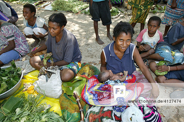Woman with baby selling handmade Bilum string bags at a market  Heldsbach  Papua New Guinea  Melanesia
