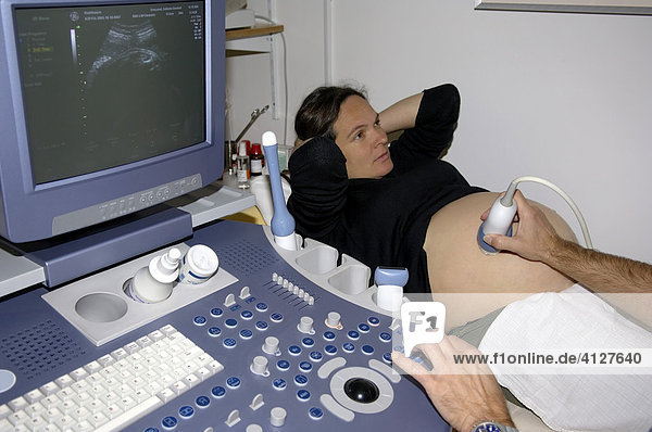 Schwangere Frau bei einer Ultraschalluntersuchung