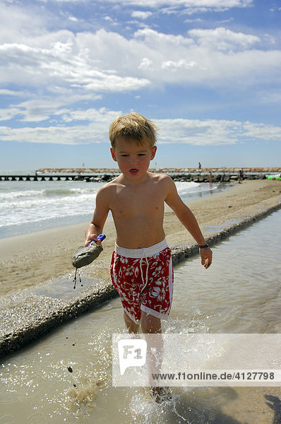 Junge mit Schaufel am Strand  Caorle  Venezien  Italien