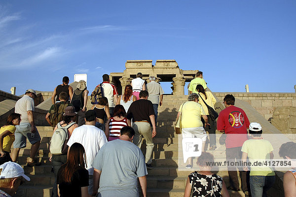 Touristen auf dem Weg zur Besichtigung des Tempels von Kom-Ombo  Oberägypten  Ägypten  Afrika