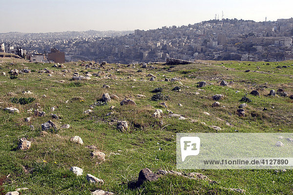 Blick vom Zitadellenhügel (Dschebel al-Qalaà) auf die Stadt Amman  Jordanien. Moslemischer Friedhof im Vordergrund.