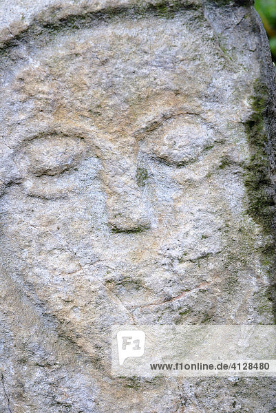 'Frühchristliche Steinreliefarbeit mit Abblidung eines Heiligen am Hochkreuz von Carndonagh  Donegal