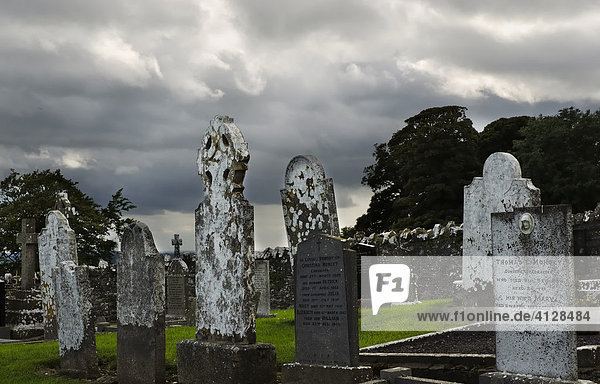 Stimmungsvolle Wolkenstimmung über einem alten Friedhof mit verwitterten Grabsteinen  Slane  Co Meath  Irland