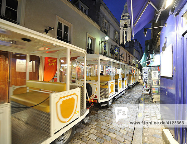 Touristenbahn  hinten die Basilique du Sacré-Coeur  Montmartre Paris  Frankreich