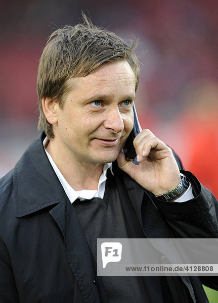 Horst HELDT  Manager VfB Stuttgart am Handy